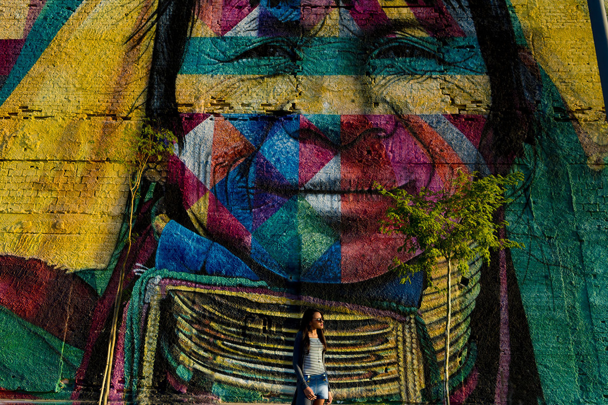 foto debutante em frente as gravuras
boulevard olímpico