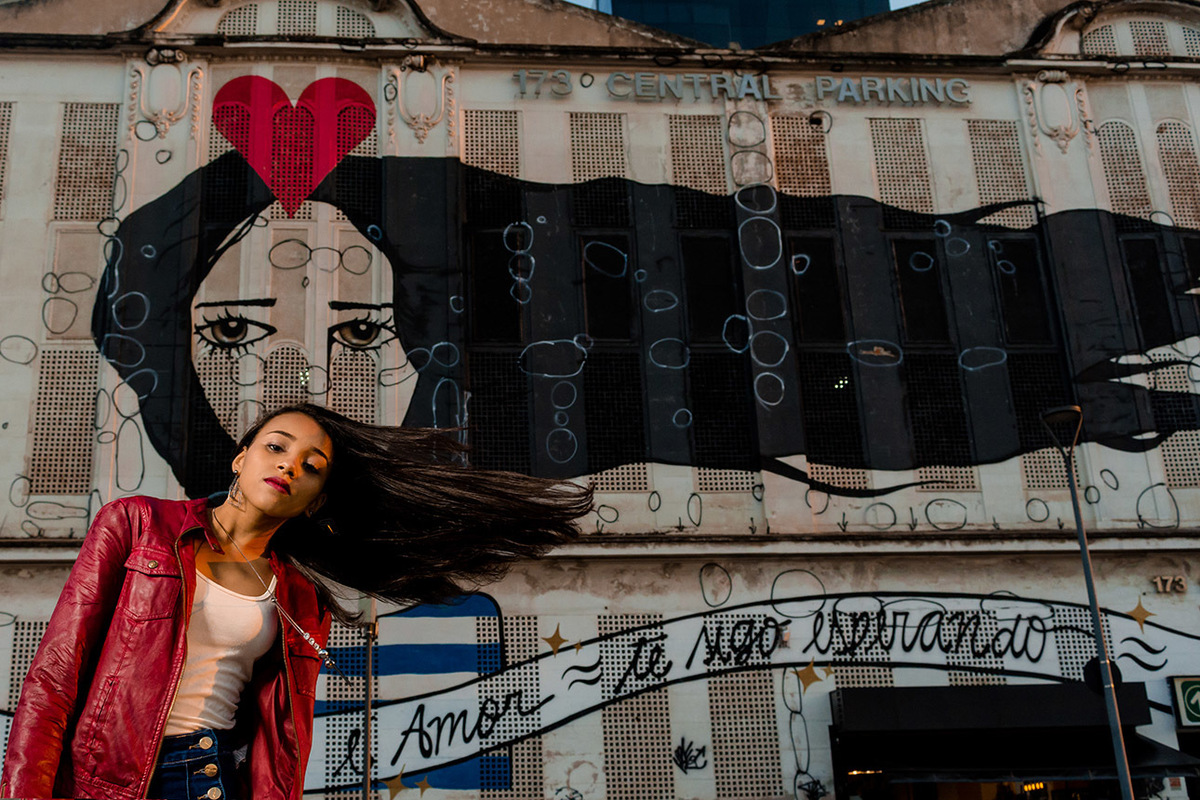 book debutante divertido com os cabelos voando boulevard olímpico rio de janeiro