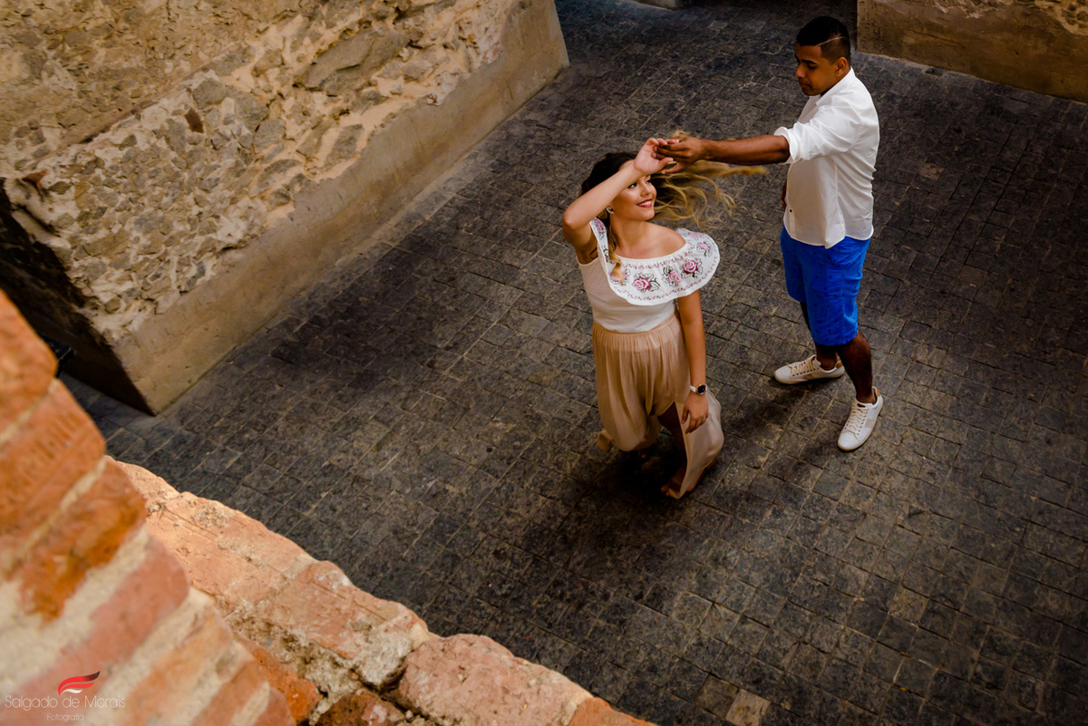 foto de casal dançando nas ruinas
