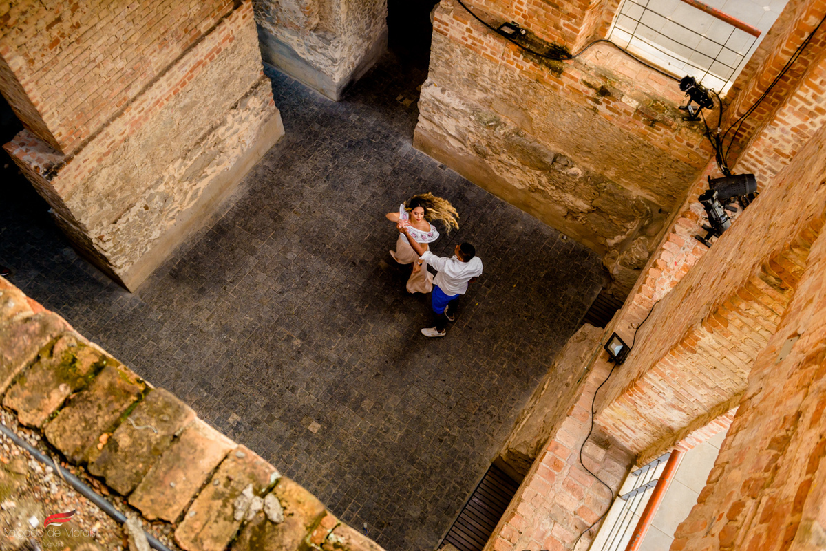 foto de casal dançando nas ruinas