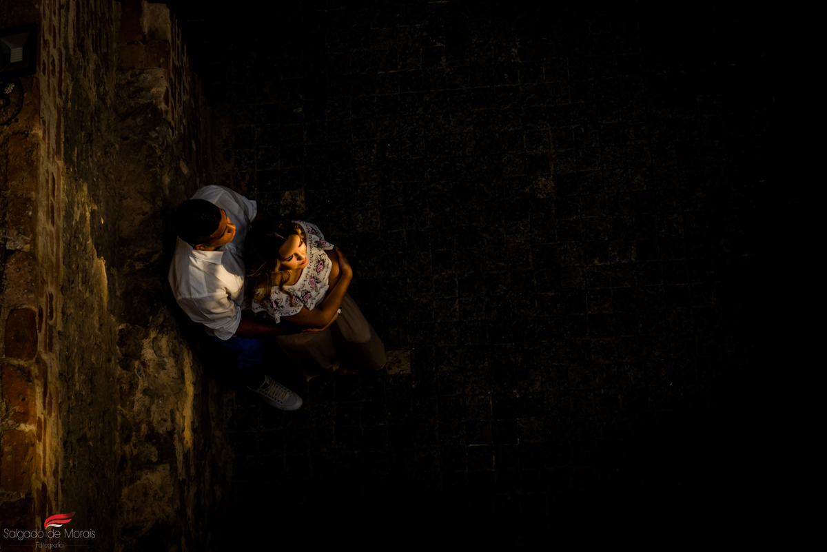foto de casal com luz e sombra nas  ruinas