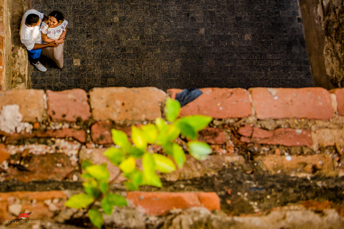 foto criativa de casal  nas ruinas