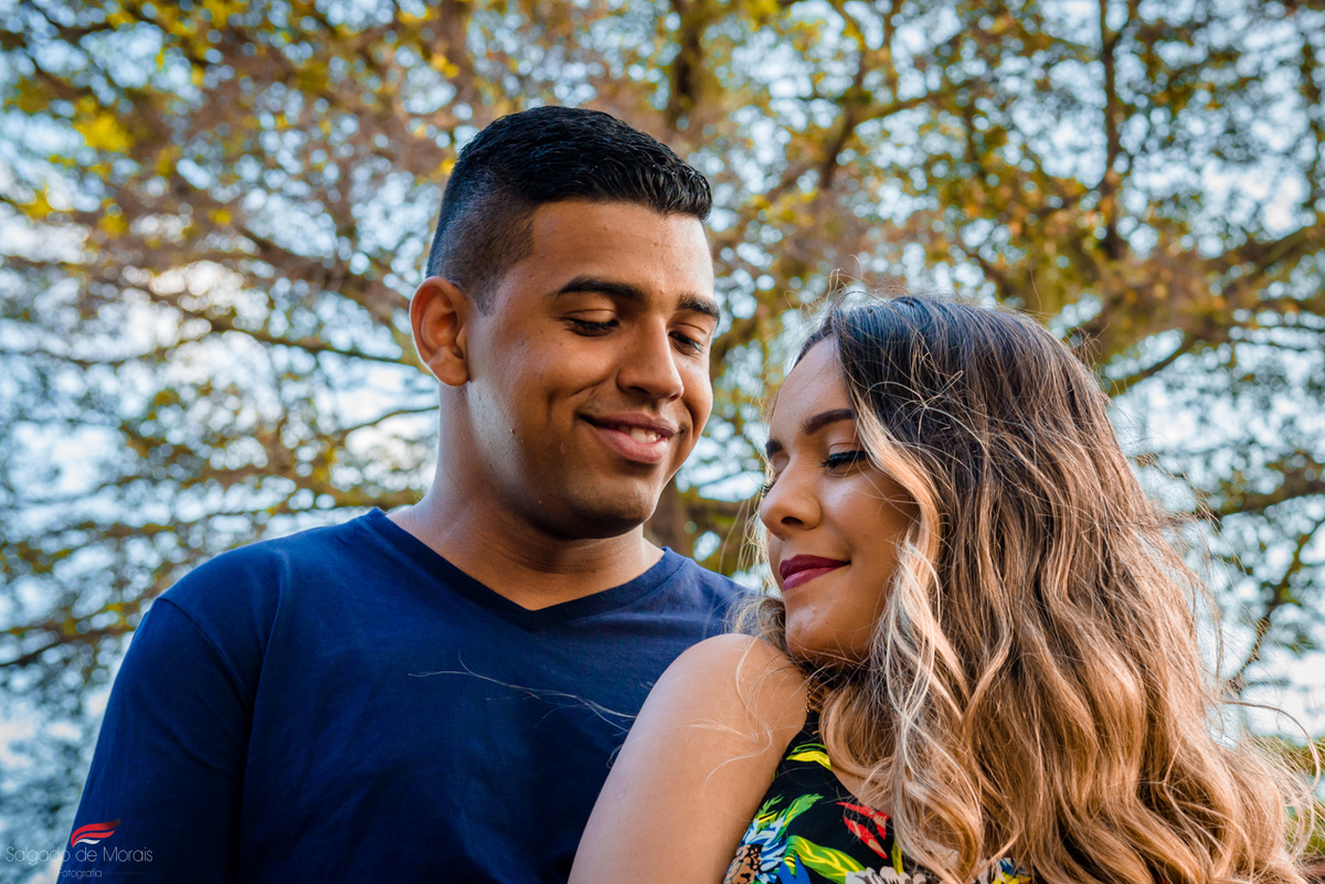 foto de casal com sua arvore genealogica