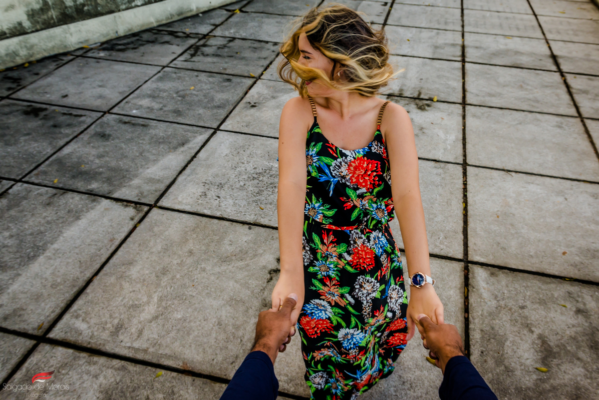 noiva se divertindo com os cabelos em ensaio fotográfico