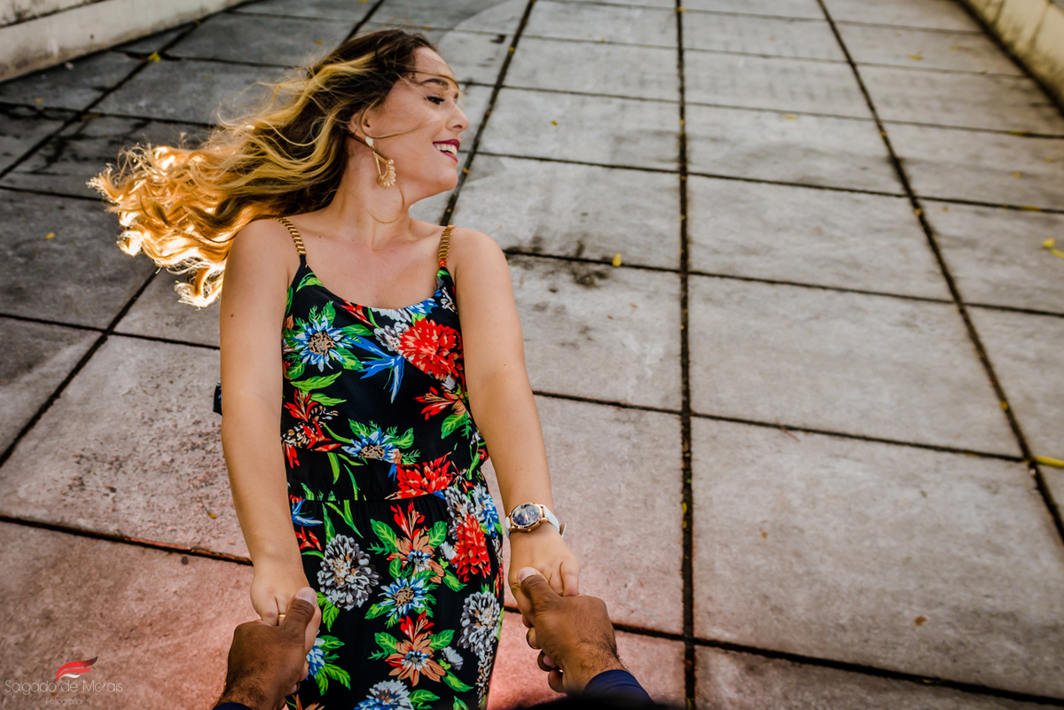 noiva se divertindo com os cabelos em ensaio fotográfico