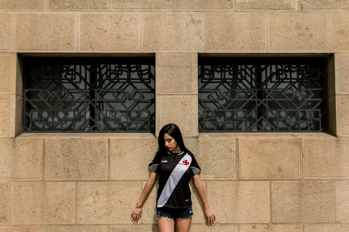 debutante vascaína em ensaio realizado na fiocruz 