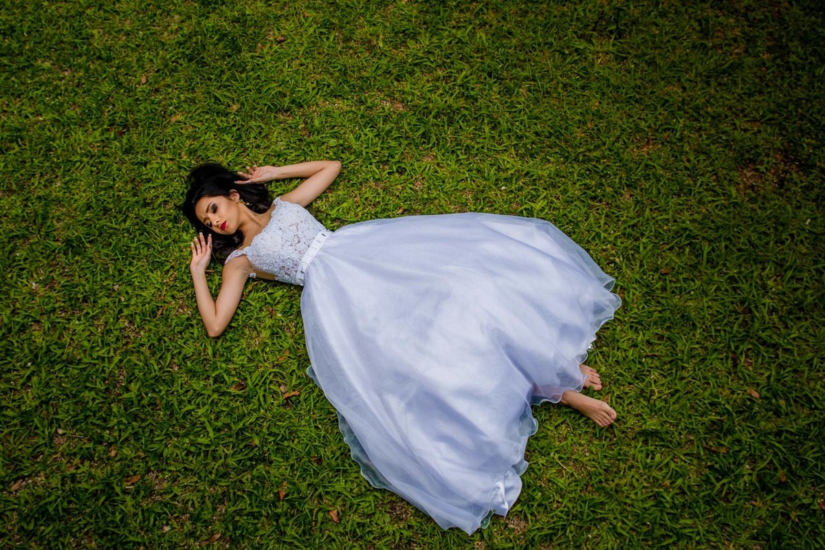 menina deitada em grama verde