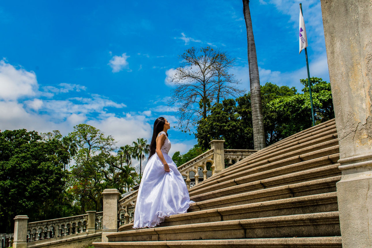 menina subindo escada da fiocruz rio de janeiro