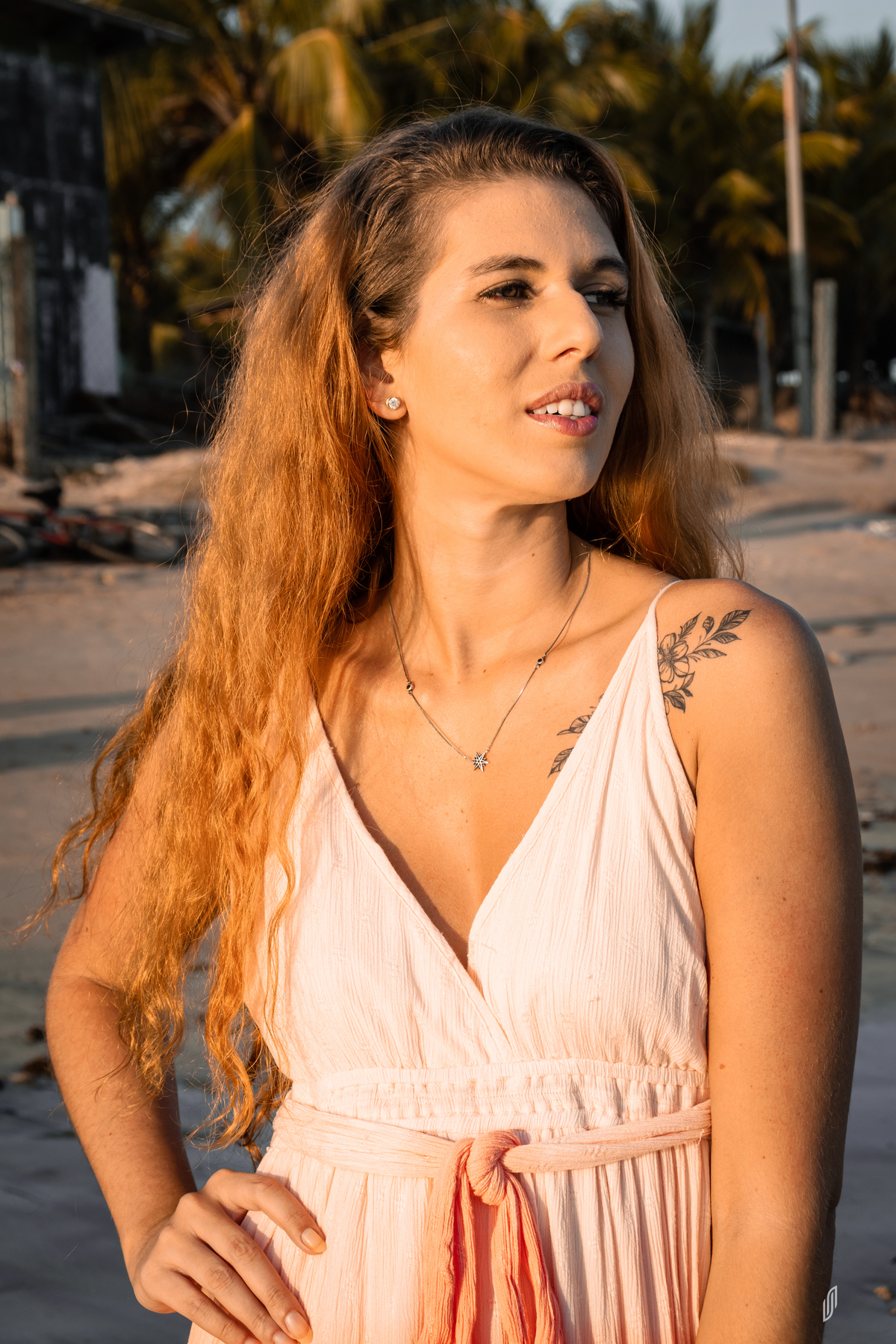 Modelo ruiva na praia ao por do sol