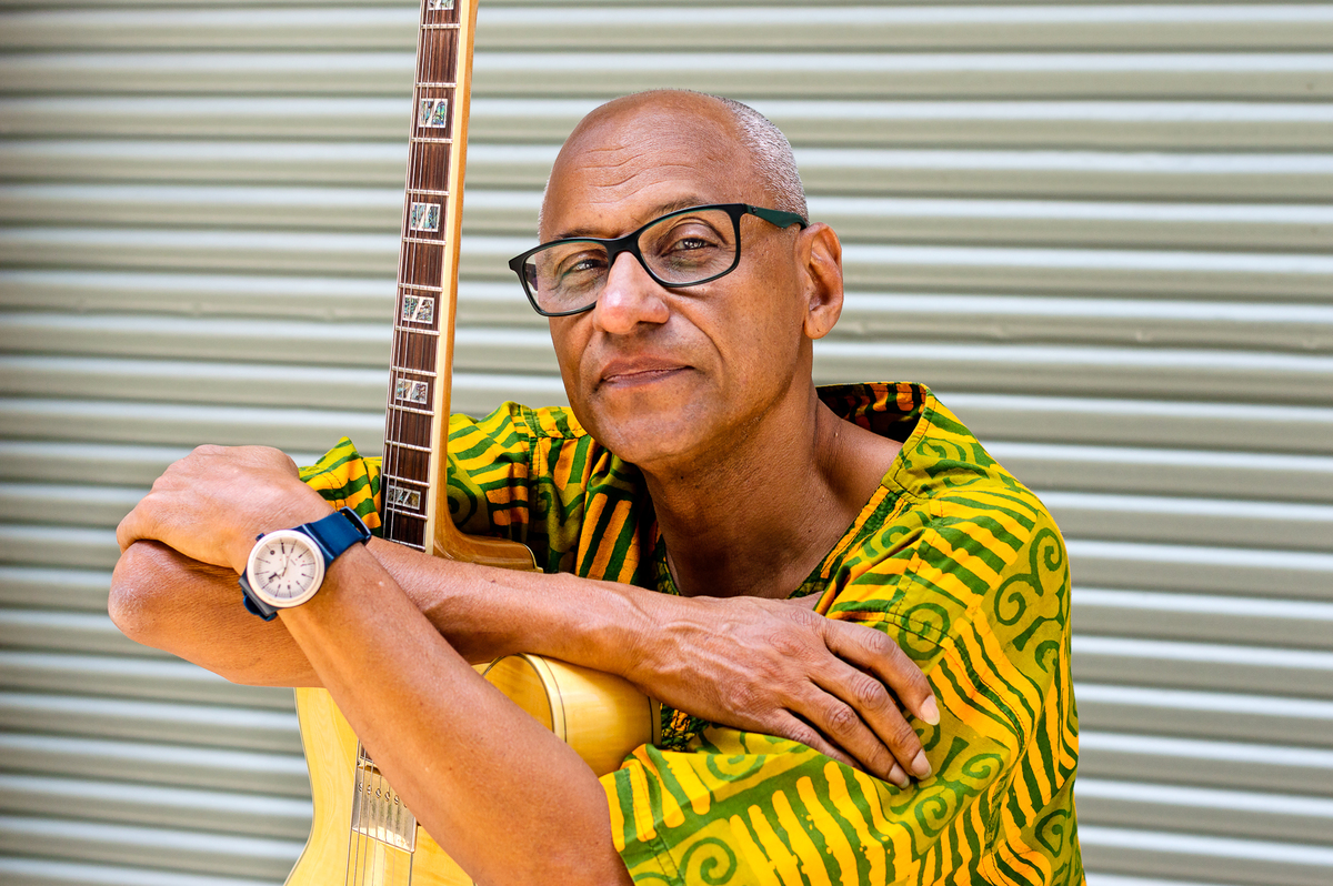 Claudio Jorge e guitarra
Foto encarte