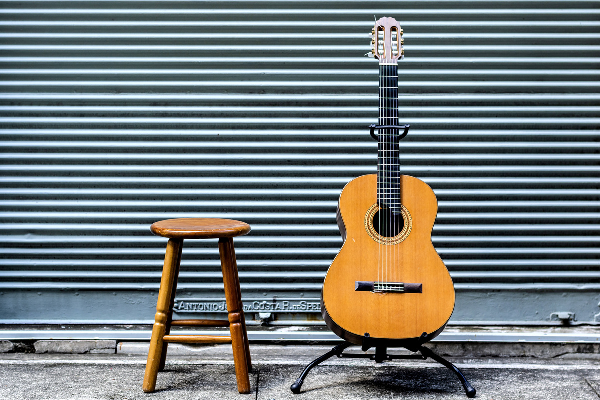 Banco e violão