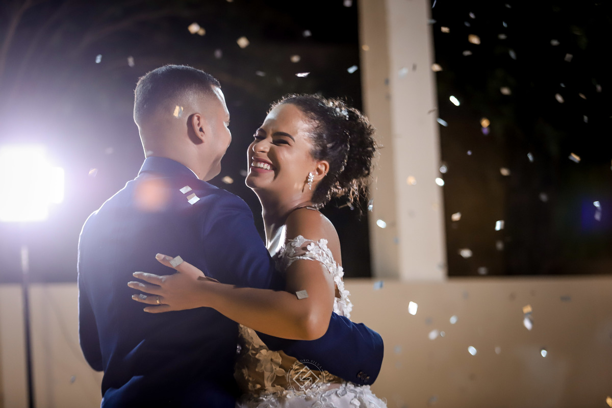 #noivas 
#vestidodenoiva
#bolodenoiva
#fotografodecasamento
#leandrosilvastudio
#leandrosilvastudiofotografico