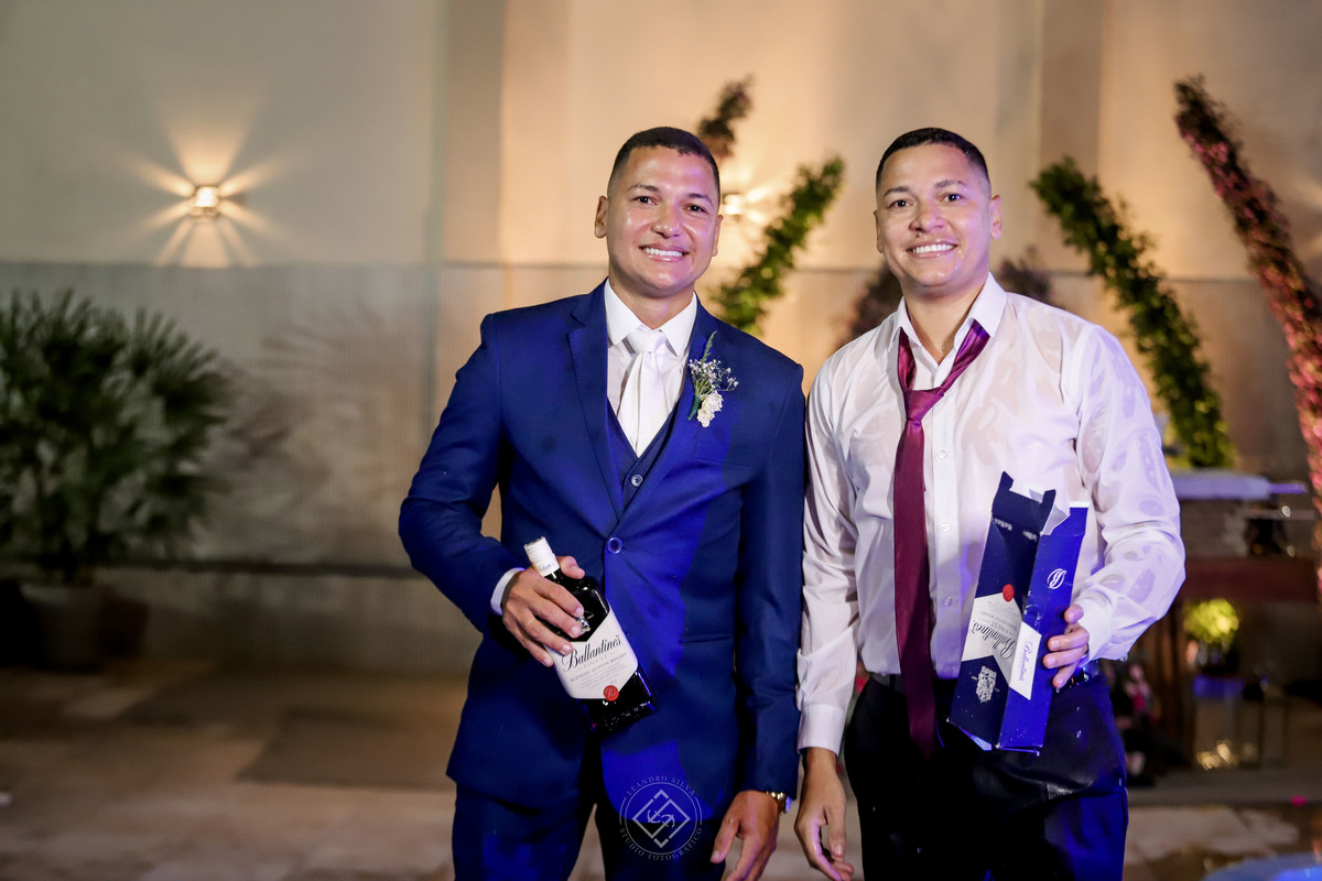 #noivas 
#vestidodenoiva
#bolodenoiva
#fotografodecasamento
#leandrosilvastudio
#leandrosilvastudiofotografico