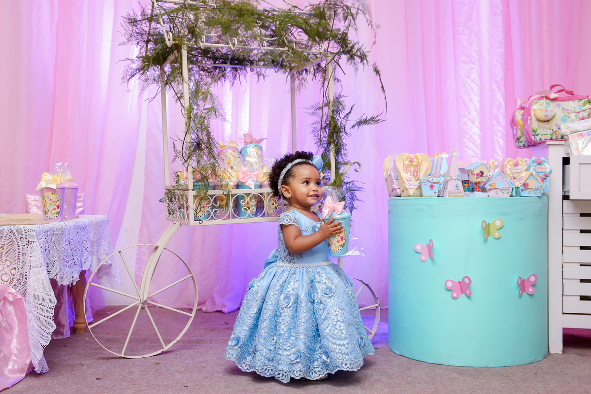 ✔ Olá genteeee!!!!... Quero lhes apresentar O Jardim da Heloíse! que por sinal estava tão cheio de borboletas que até agora eu sonho com borboletas! (rsrs)
#leandrosilvastudio
#leandrosilvastudiofotografico
#leandrosilva
#fotografiainfantil