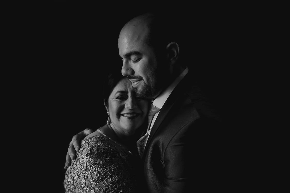 Abraço de mãe no casamento do noivo jocieldes alves fotografo de casamento na paraíba