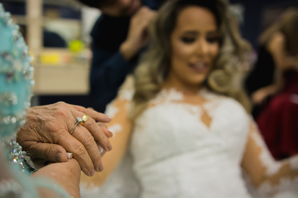 Mãe aperta a mão da filha em Studio de Beleza jocieldes alves fotografo de casamento na paraíba