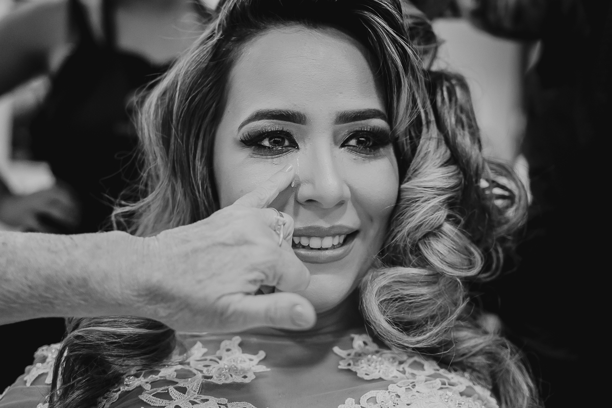 Mãe enxuga lagrima da noiva emocionada em campina grande jocieldes alves fotografo de casamento na paraíba