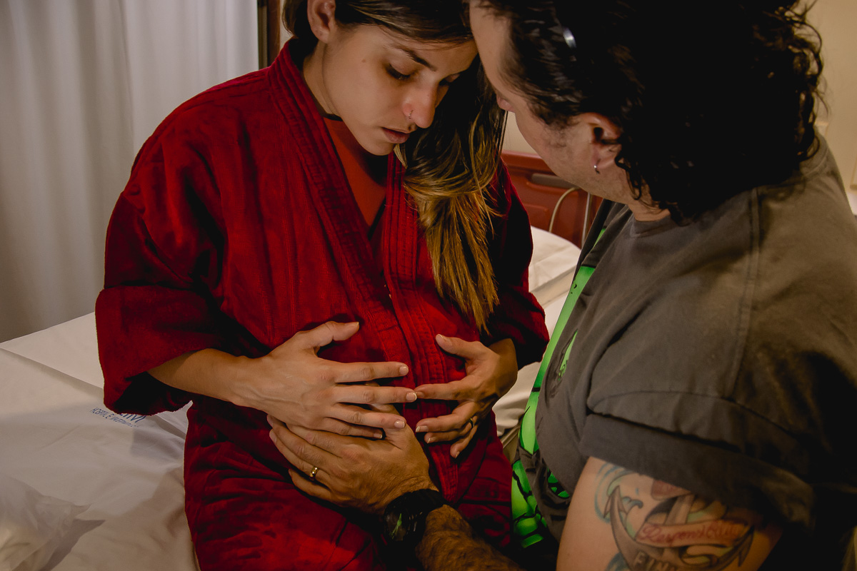 pai fazendo carinho na mãe em um parto realizado na clim em joão pessoa pelo fotografo da paraíba Jocieldes Alves