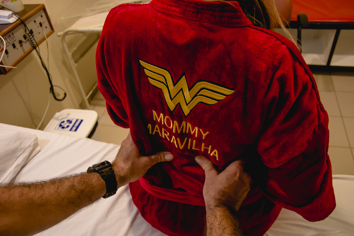 pai fazendo carinho na mãe em um parto realizado na clim em joão pessoa pelo fotografo da paraíba Jocieldes Alves