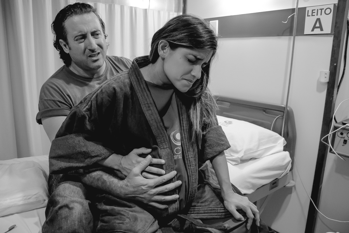 pai fazendo carinho na mãe em um parto realizado na clim em joão pessoa pelo fotografo da paraíba Jocieldes Alves