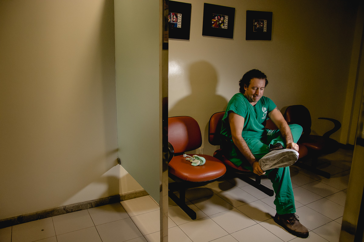 pai fazendo carinho na mãe em um parto realizado na clim em joão pessoa pelo fotografo da paraíba Jocieldes Alves