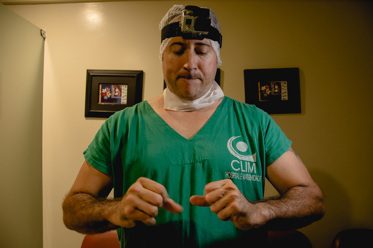 pai fazendo carinho na mãe em um parto realizado na clim em joão pessoa pelo fotografo da paraíba Jocieldes Alves