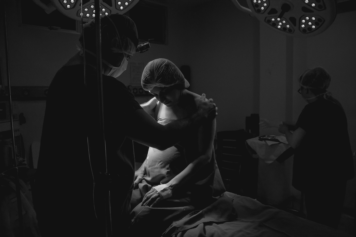 pai fazendo carinho na mãe em um parto realizado na clim em joão pessoa pelo fotografo da paraíba Jocieldes Alves