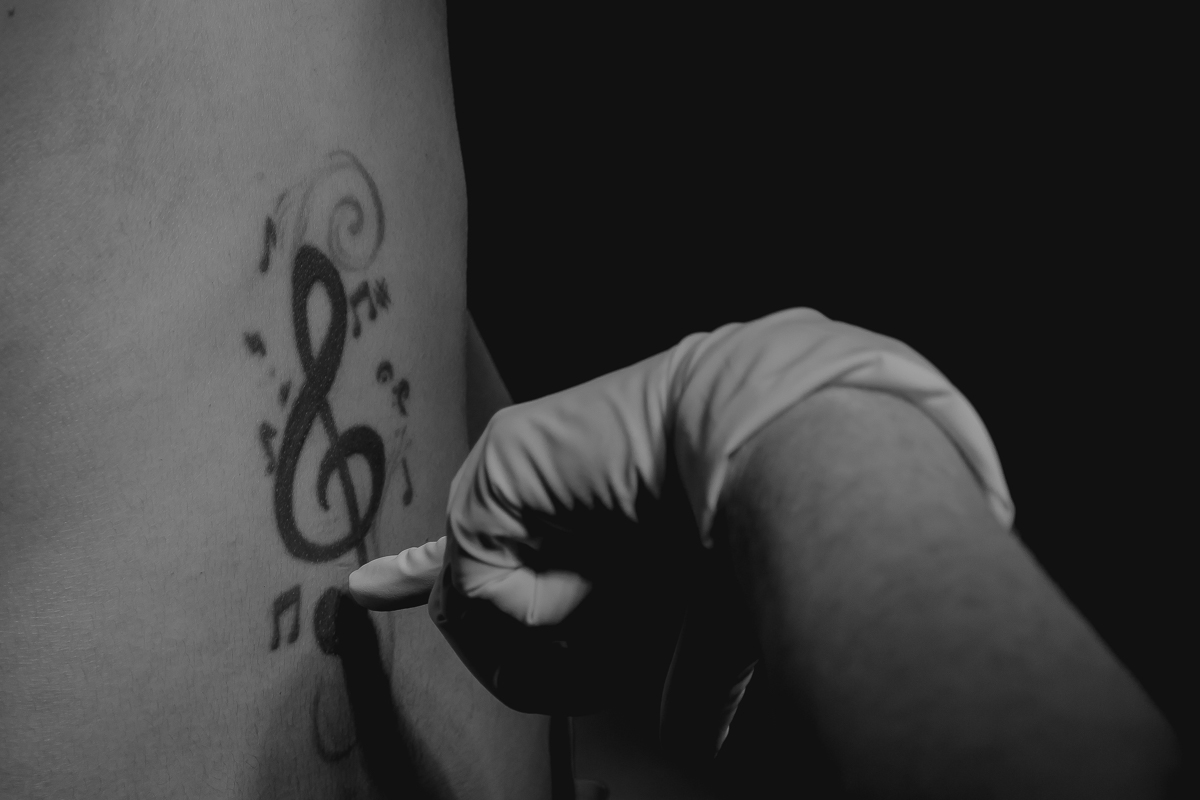 pai fazendo carinho na mãe em um parto realizado na clim em joão pessoa pelo fotografo da paraíba Jocieldes Alves