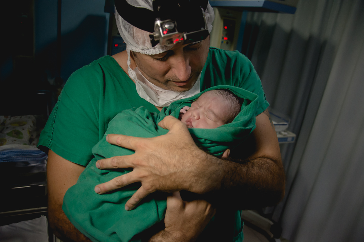 choro de emoção da mãe pelo nascimento do seu filho realizado na CLiM em joão pessoa pelo fotografo da PB Jocieldes Alves fotos de casamento