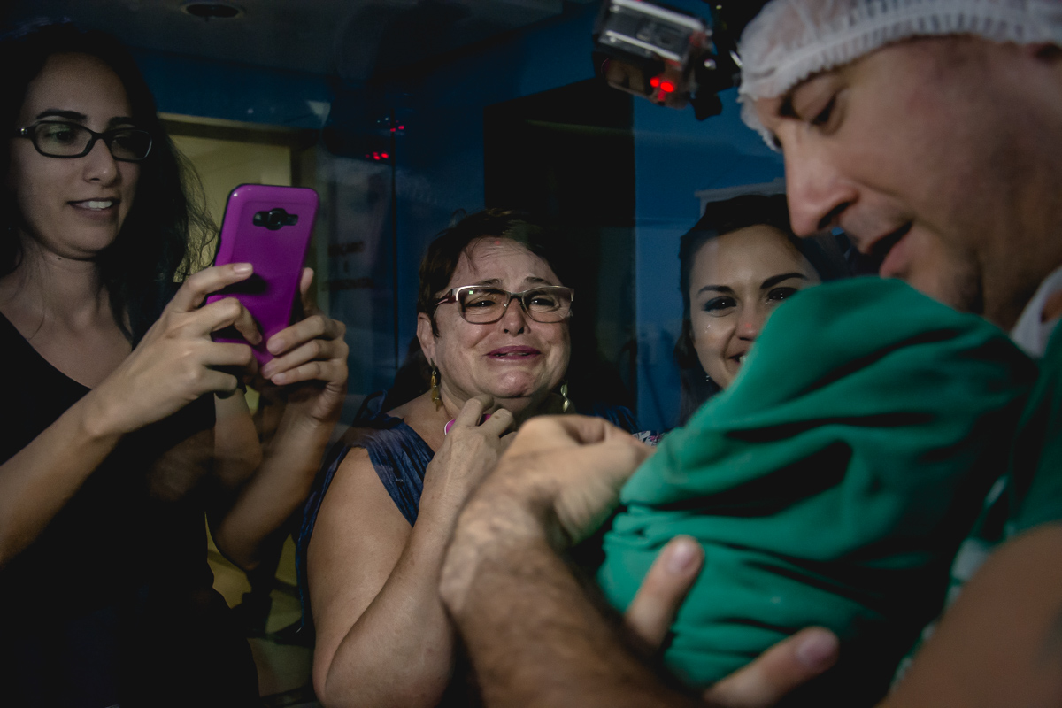 choro de emoção da mãe pelo nascimento do seu filho realizado na CLiM em joão pessoa pelo fotografo da PB Jocieldes Alves fotos de casamento