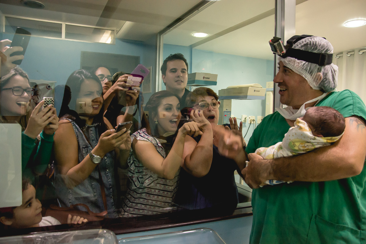 choro de emoção da mãe pelo nascimento do seu filho realizado na CLiM em joão pessoa pelo fotografo da PB Jocieldes Alves fotos de casamento