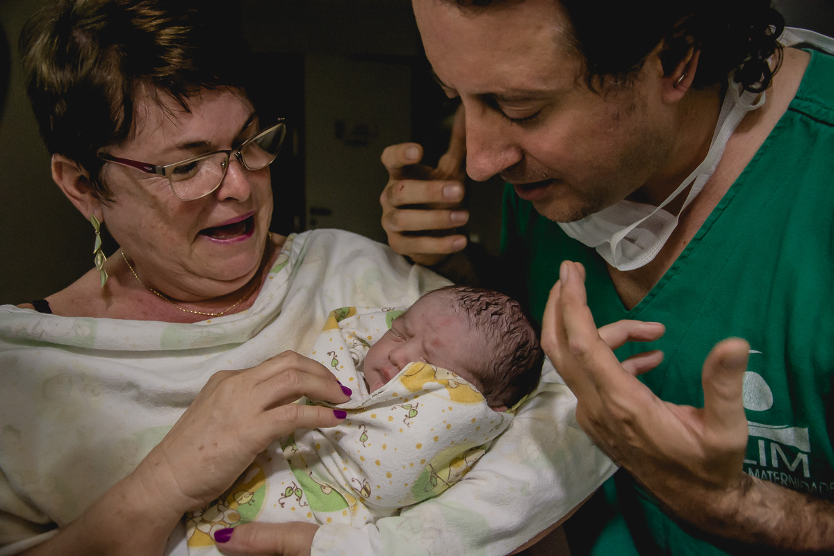 choro de emoção da mãe pelo nascimento do seu filho realizado na CLiM em joão pessoa pelo fotografo da PB Jocieldes Alves fotos de casamento