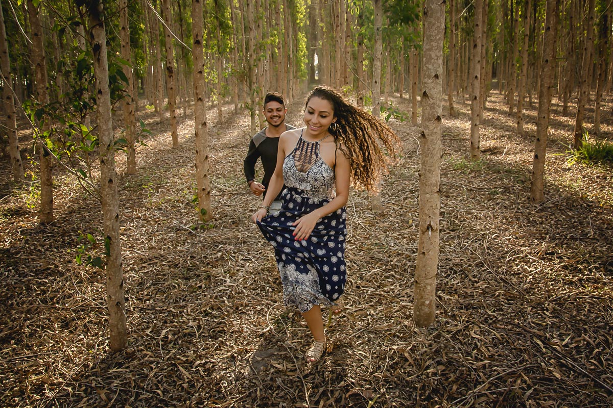 Ensaio dos noivos Rayla e Edgleison que foi realizado nos pinheiro e eucacliptos na paraiba com fotos muito criativas de casamento