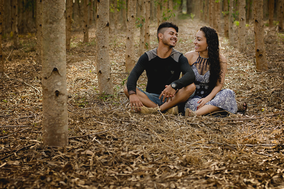 Ensaio dos noivos Rayla e Edgleison que foi realizado nos pinheiro e eucacliptos na paraiba com fotos muito criativas de casamento