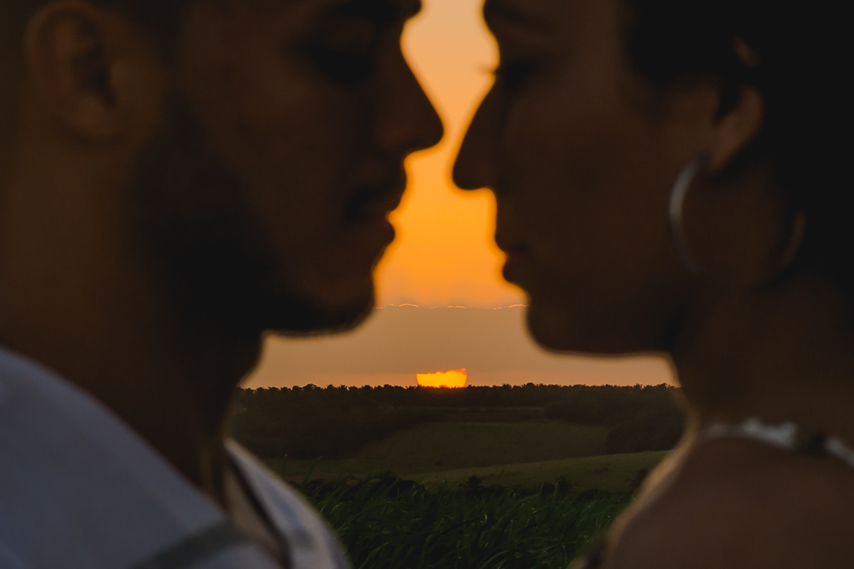 Por do sol com silhueta do casal em Lucena PB afirmando o amor registrado pelo fotografo pb em João Pessoa