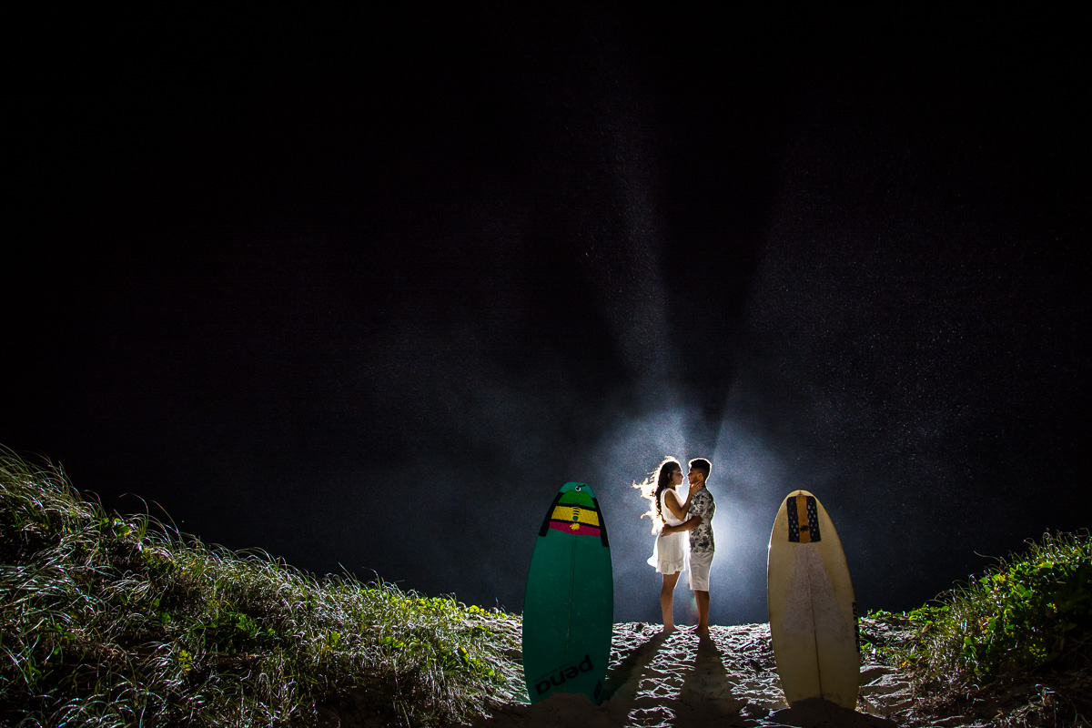 Ensaio dos noivos Rayla e Edgleison que foi realizado nos pinheiro e eucacliptos na paraiba com fotos muito criativas de casamento com pranchas fotografado por fotografo de casamentos na paraíba
