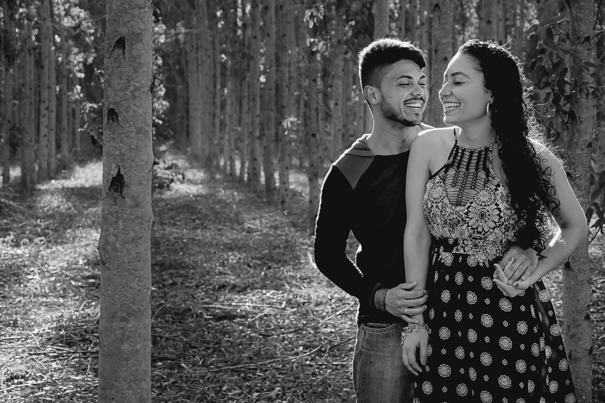 Ensaio dos noivos Rayla e Edgleison que foi realizado nos pinheiro e eucacliptos na paraiba com fotos muito criativas de casamento