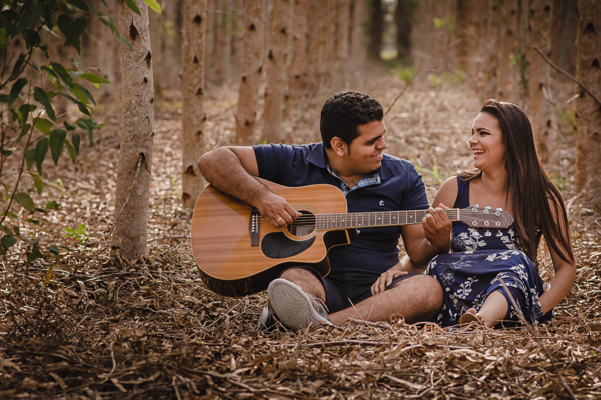 ensaio fotografico com abraços, amor e carinho nos eucaliptos em lucena fografado pelo fotografo pb jocieldes alves que é fotografo de casamentos na paraíba e usa violão e musica para encantar