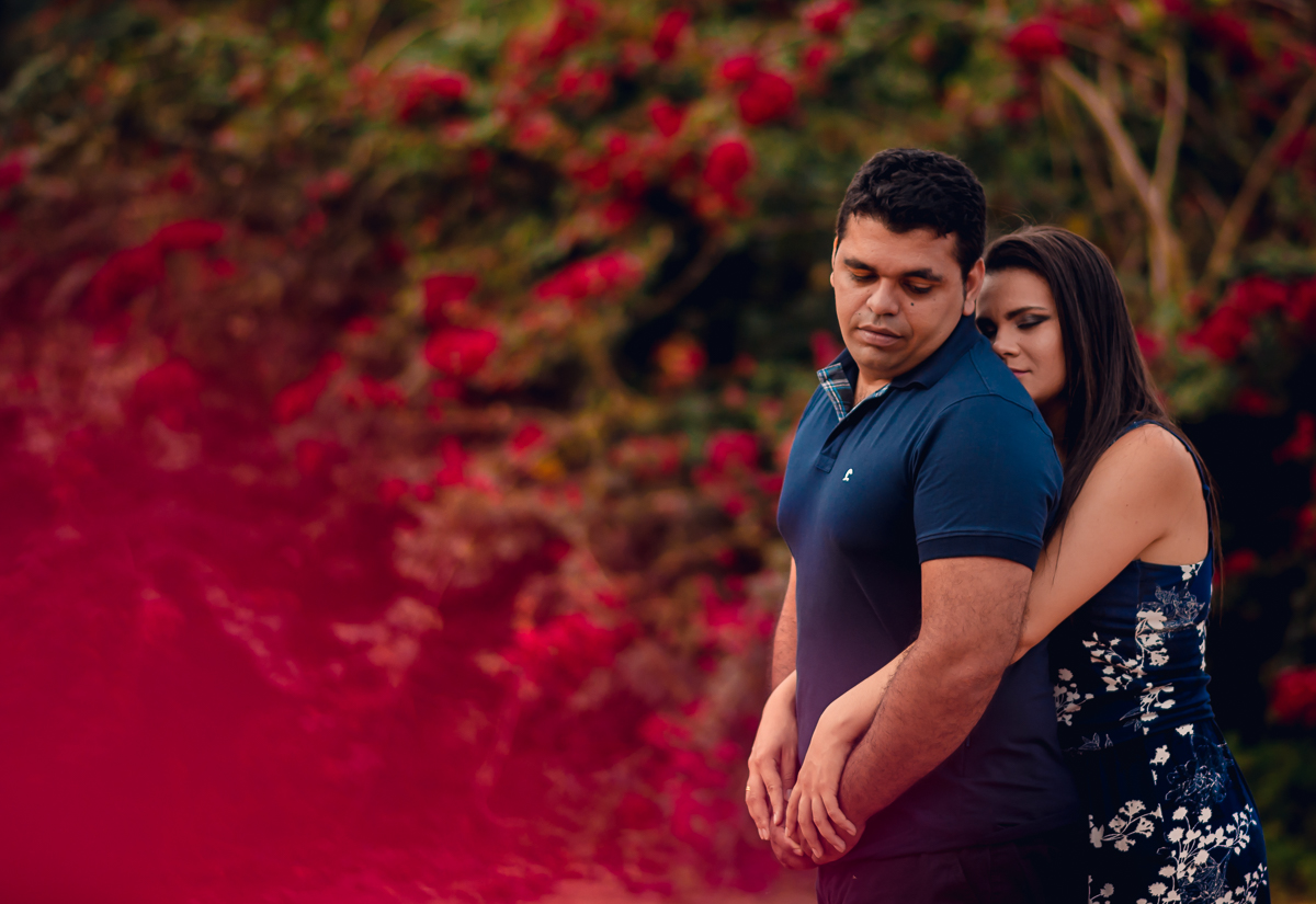 Abraço bom em meio a natureza com flores e cantos de pássaros