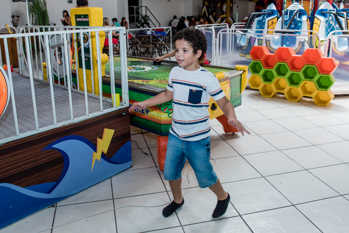 o coleguinha se diverte brincando nos brinquedos