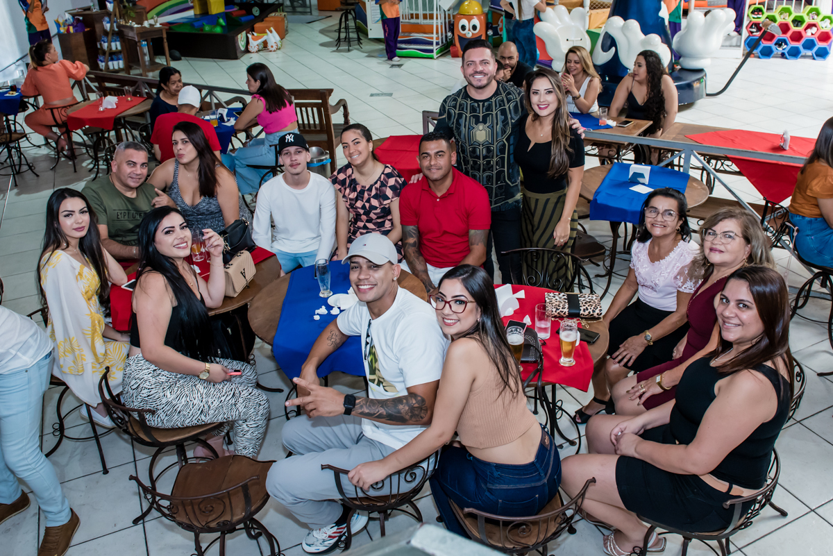 os convidados assisgem a retrospectiva