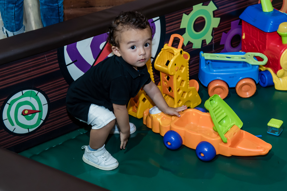o bebe se diverte com os brinquedos