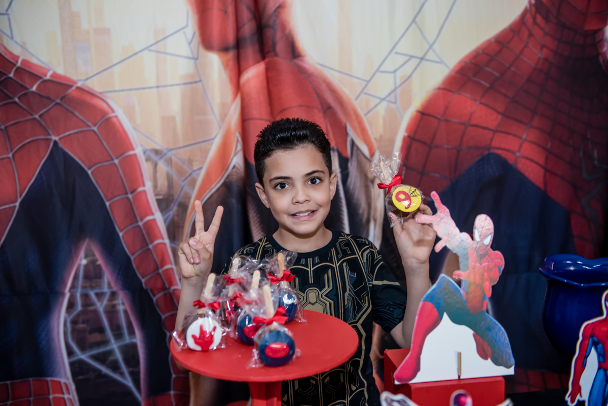 foto do aniversariante na mesa temática