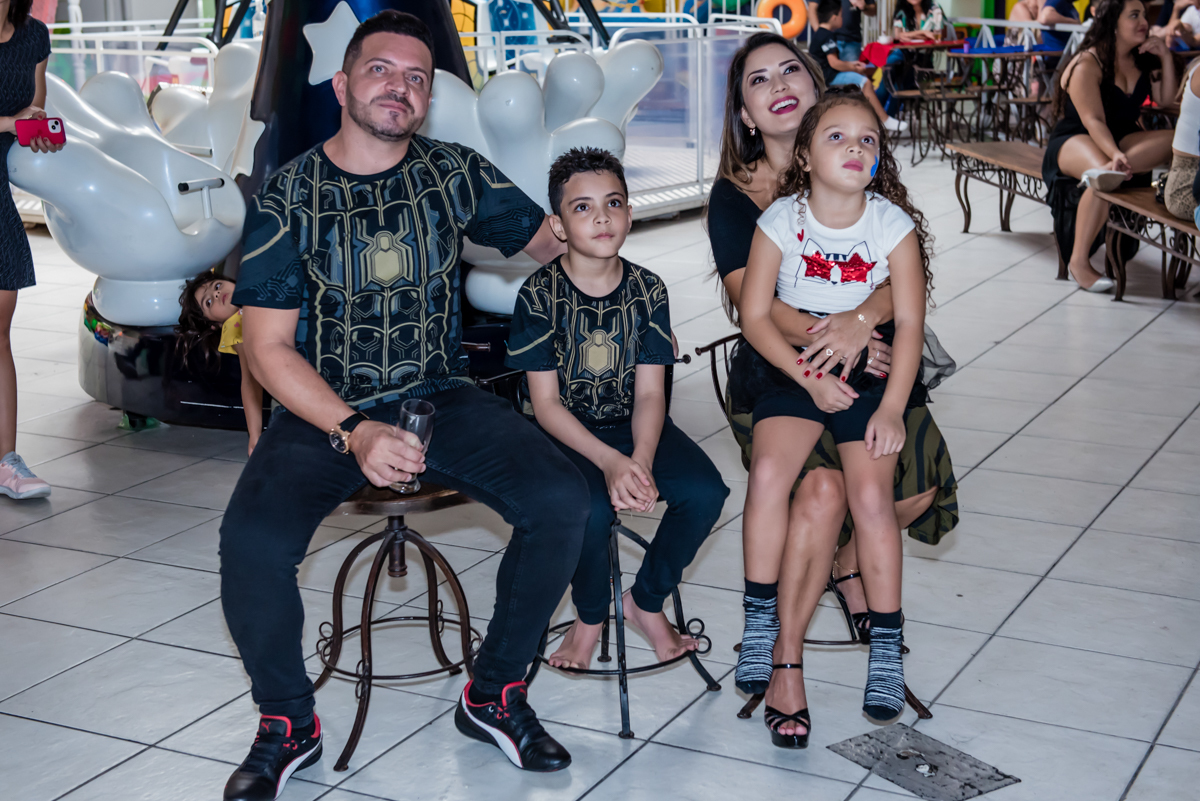 os pais assistem a retrospectiva do davi