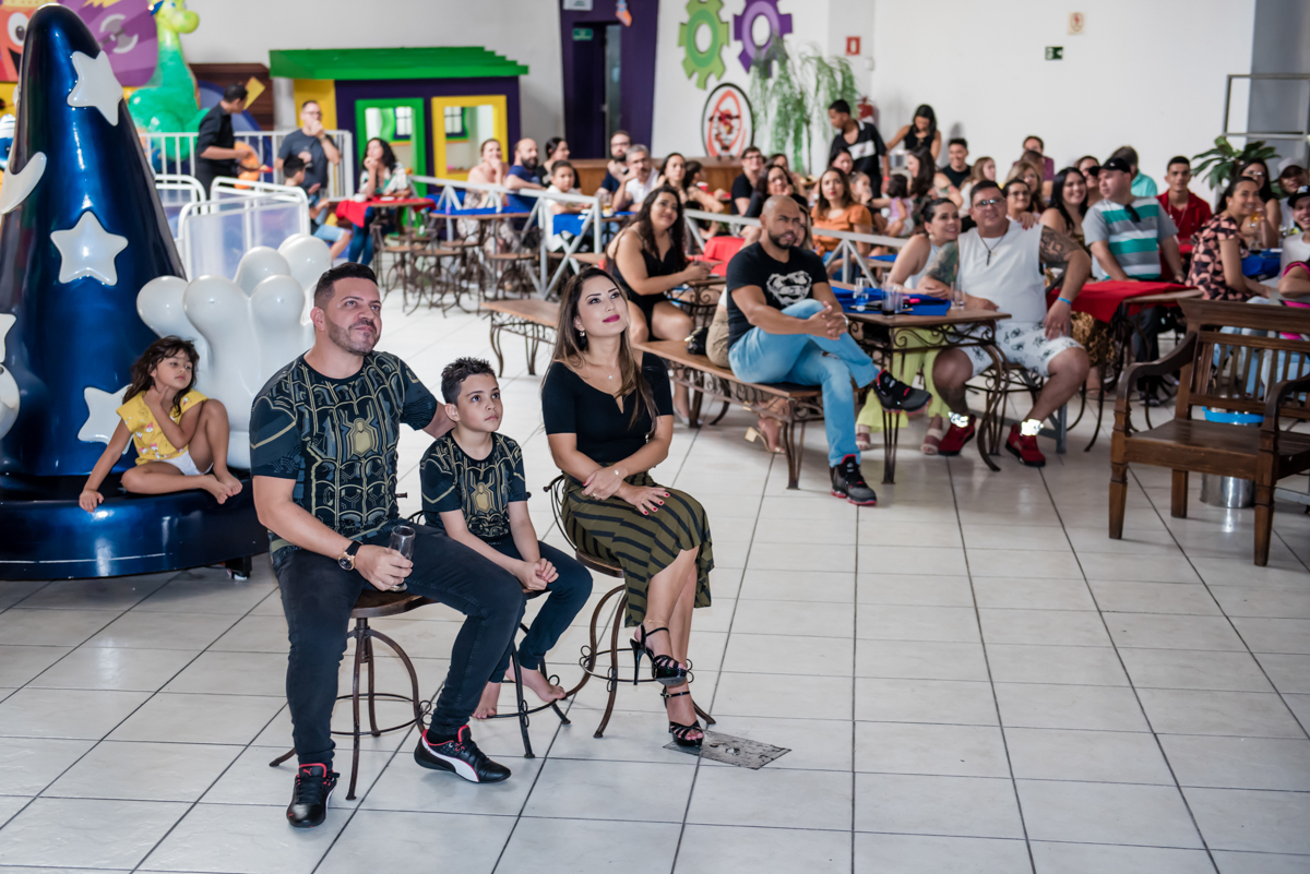 todos atentos assistindo a retrospectiva