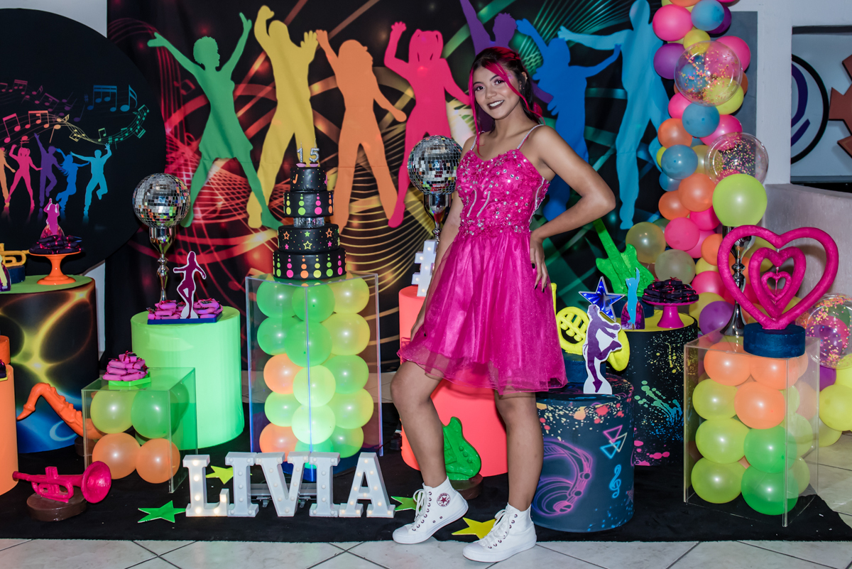 posa para a foto como uma modelo