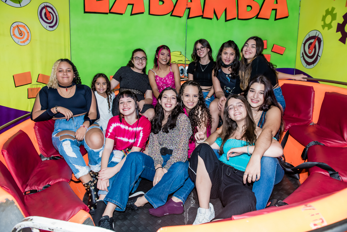 as amigas faz fotos no brinquedo labamba