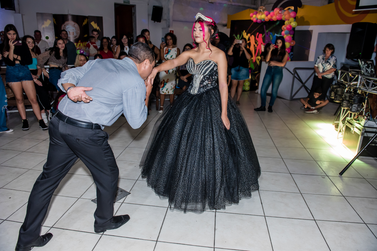 o pai vai iniciar a dança com a aniversariante