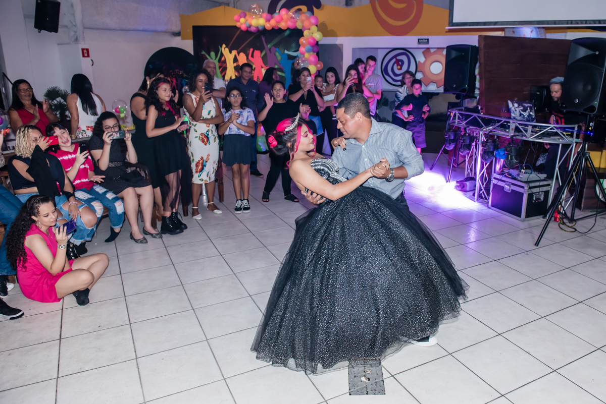 o casal pai e filha dançam na pista