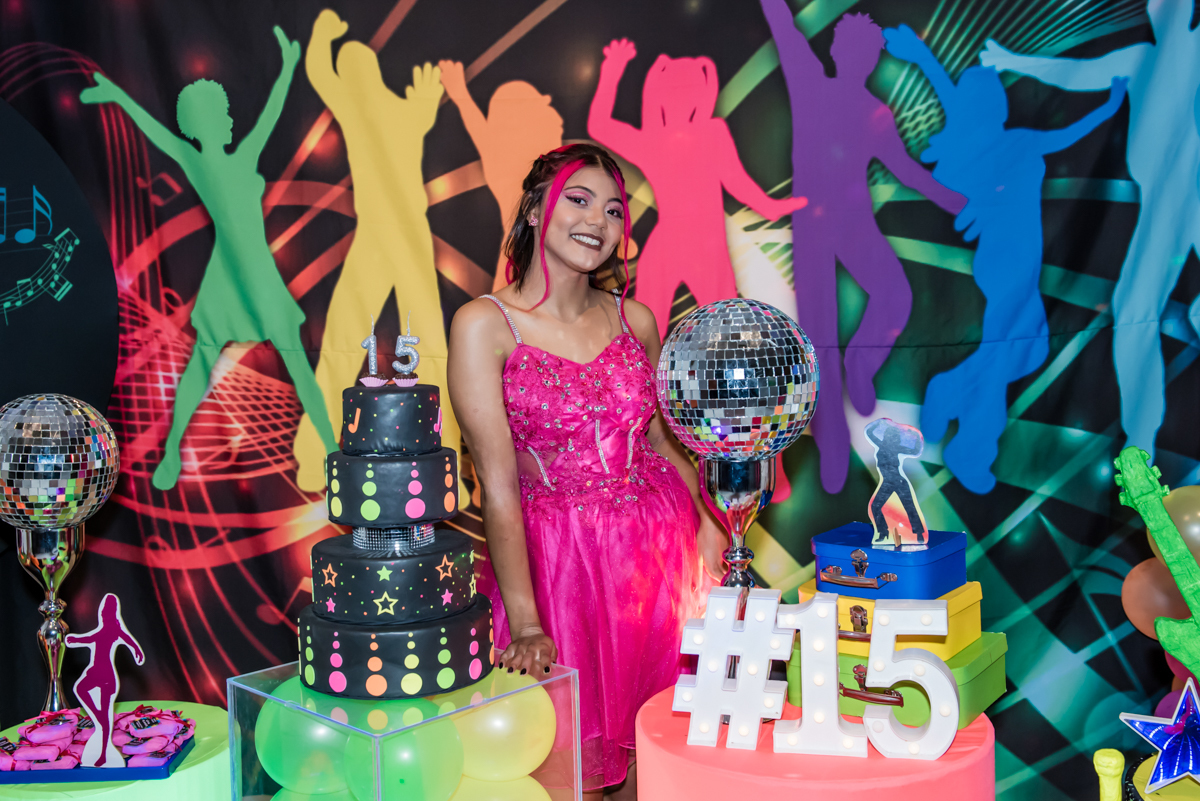 linda a aniversariante está nuito feliz